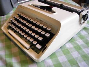 myLusciousLife.com - vintage remington typewriter.jpg